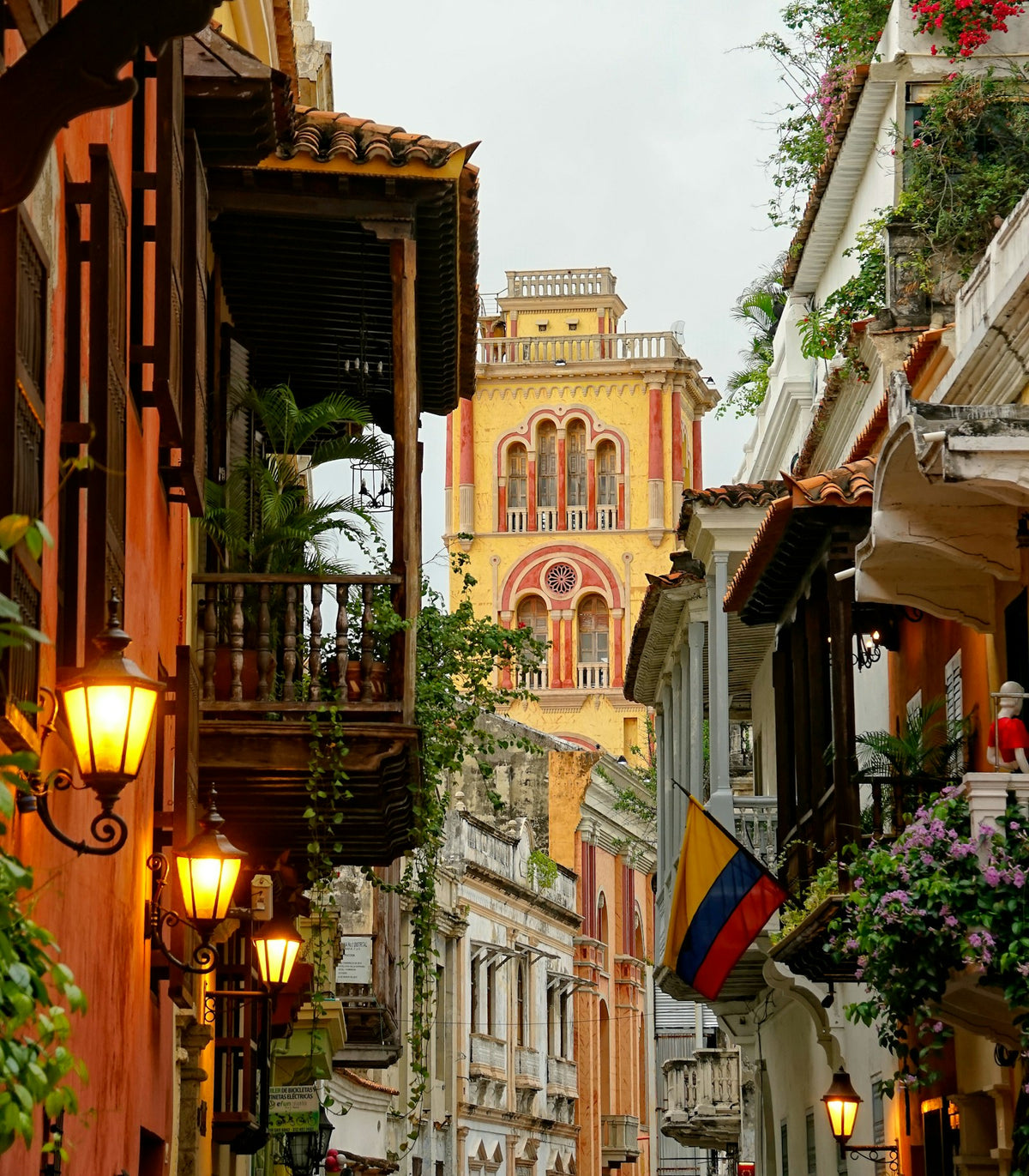 Rue coloniale à Carthagène en Colombie