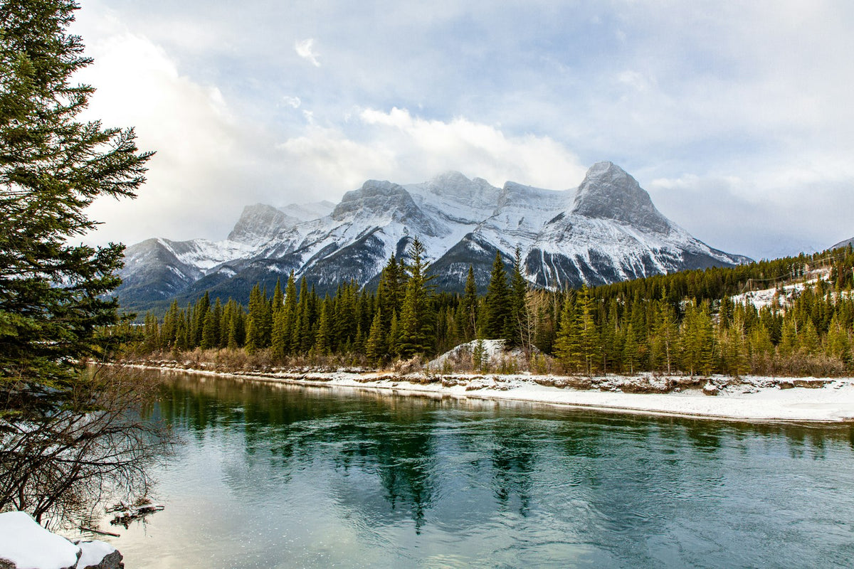 Lac et montagnes enneigées à Banff au Canada